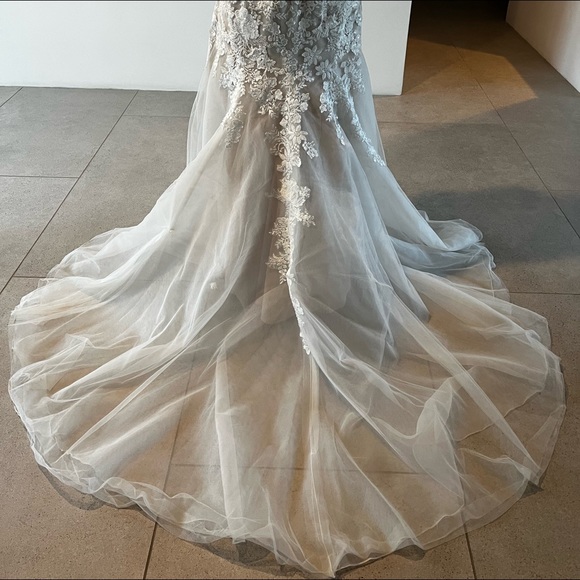 Beautiful wedding dress, veil and slip… worn once. - Picture 4 of 15